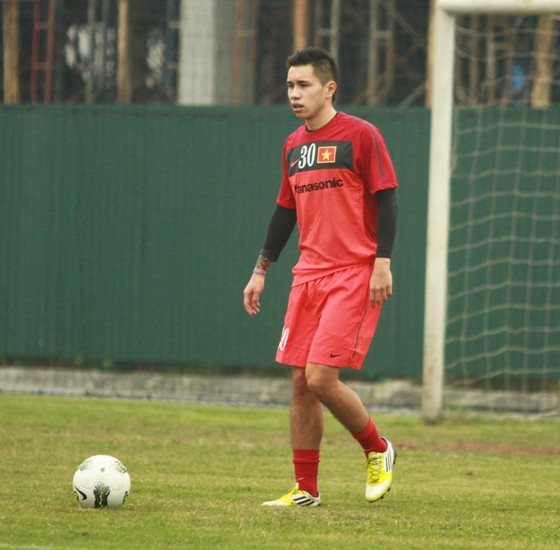 Dù mới đặt chân về Việt Nam đêm qua nhưng sáng nay Michal Nguyễn cũng đã hăng hái ra sân tập luyện cùng tuyển Việt Nam.